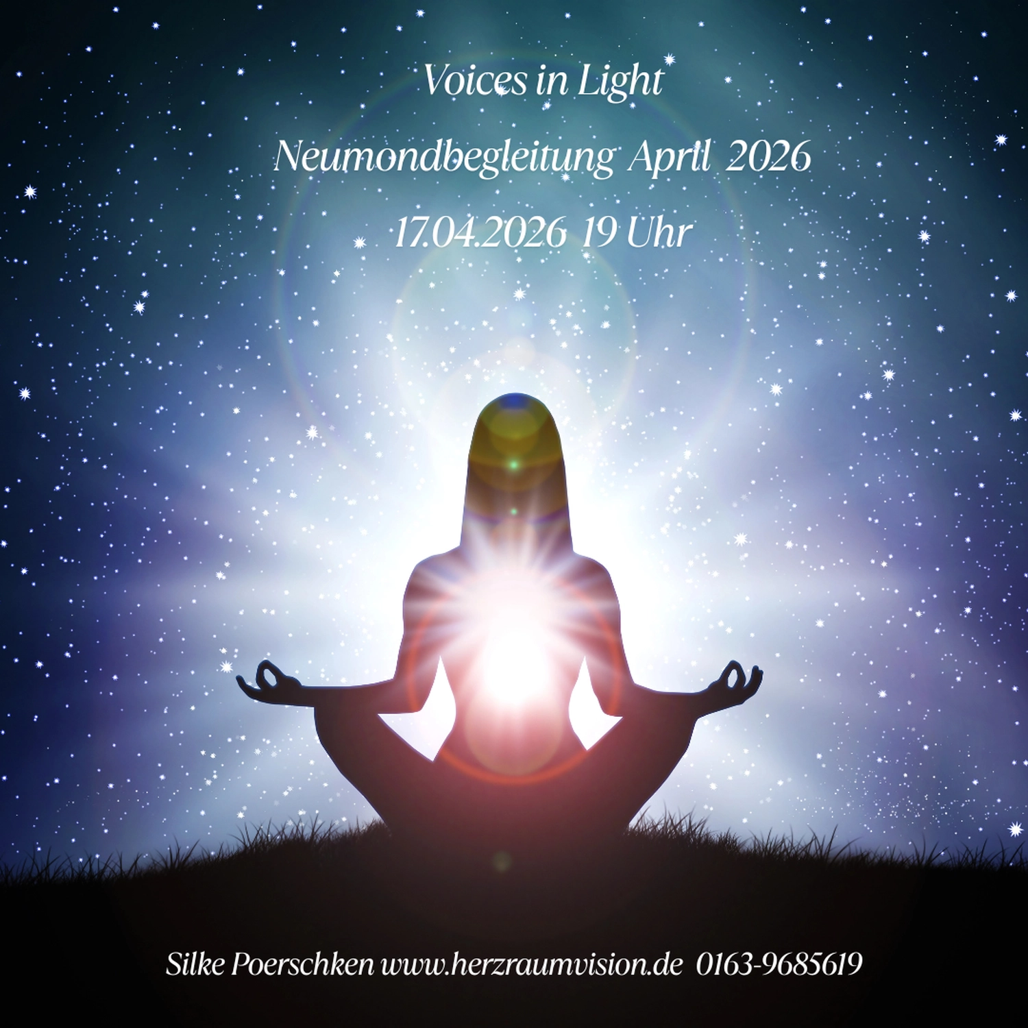 Freie Frau atmet saubere Luft in der Natur Wald. Glückliches Mädchen von hinten mit offenen Armen im Glück. Frische Outdoor-Wälder, Wellness gesunden Lebensstil Konzept